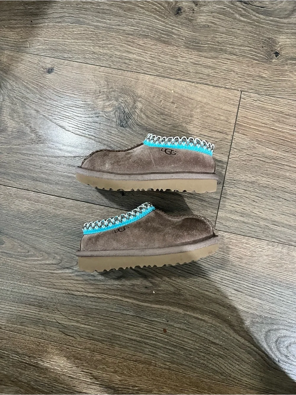 UGG Kids Taz in Slippers with Turquoise Trim size 7 girls in chestnut